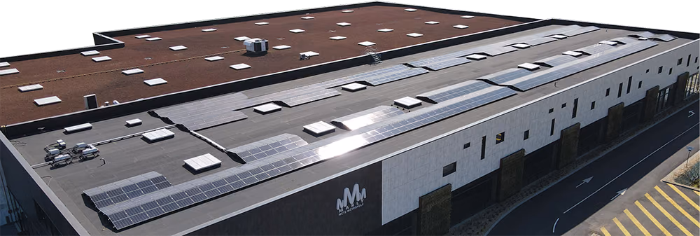Panneaux photovoltaïques installés sur la toiture d’un bâtiment